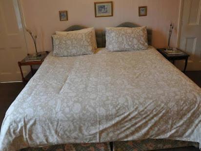 Heath House Bed & Breakfast ดิวสเบอรี ภายนอก รูปภาพ