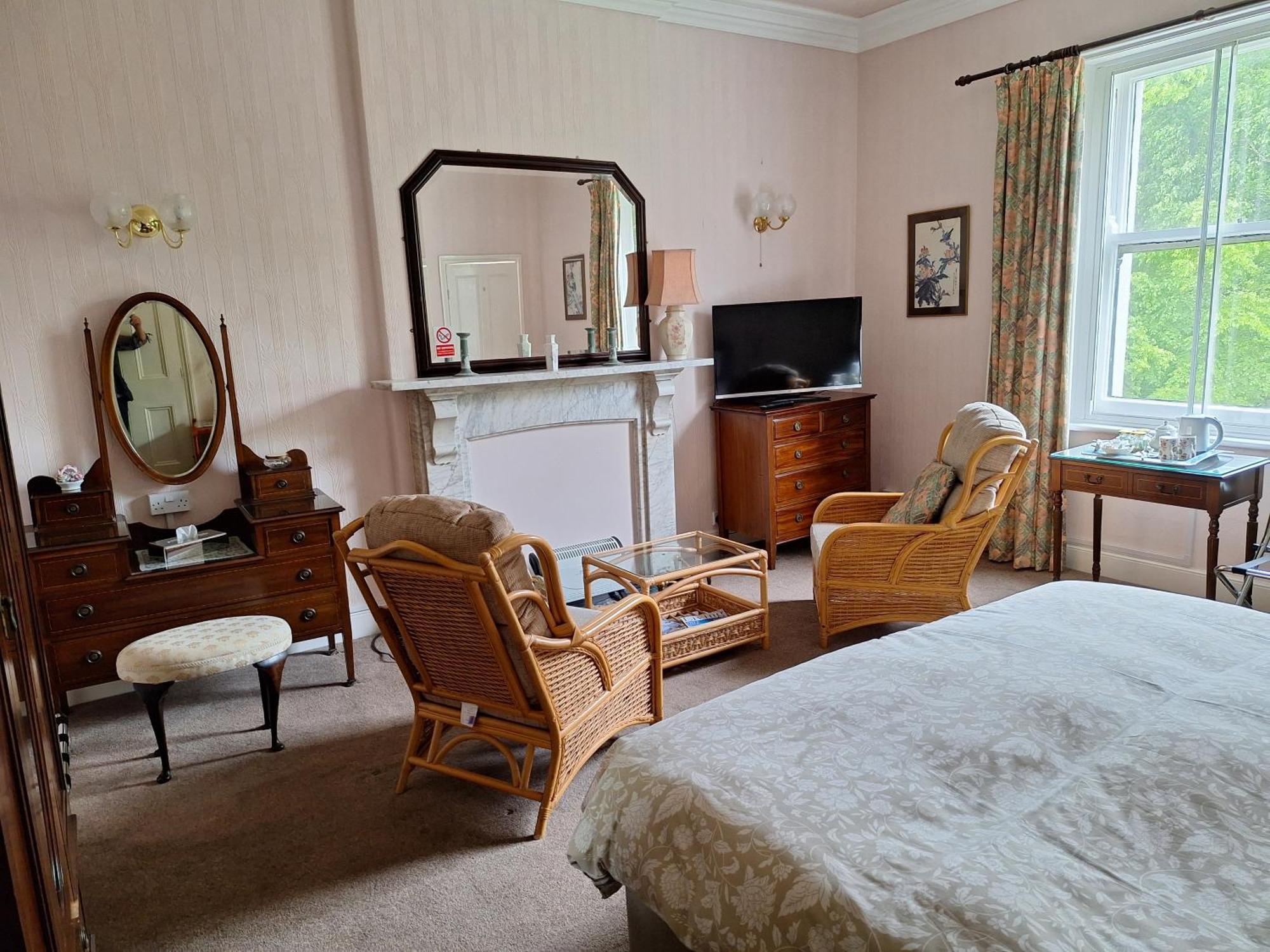 Heath House Bed & Breakfast ดิวสเบอรี ภายนอก รูปภาพ